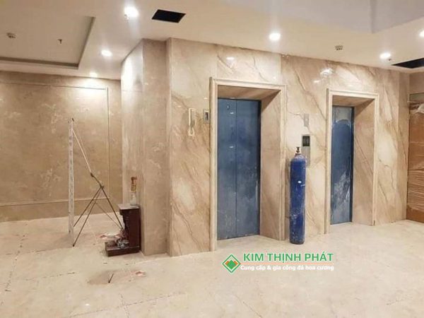 Ốp mặt tiền thang máy đá vân gỗ ý