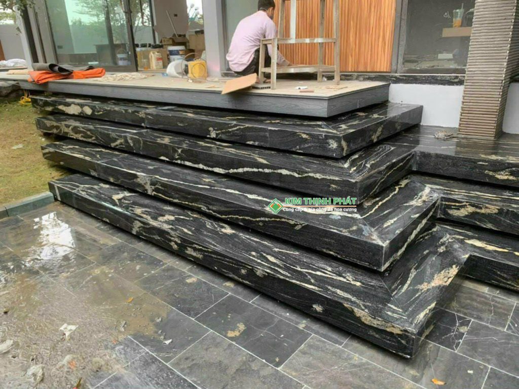 Đá Vàng Đen Titanium (Titanium Gold Black) ốp bậc cấp