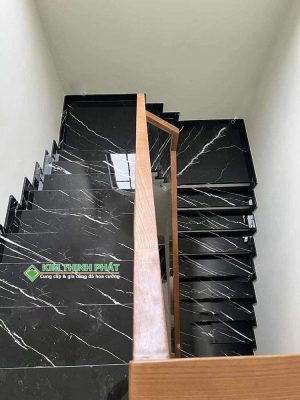 Đá Marquina Veneto (Đen Tia Chớp Lamar) ốp cầu thang