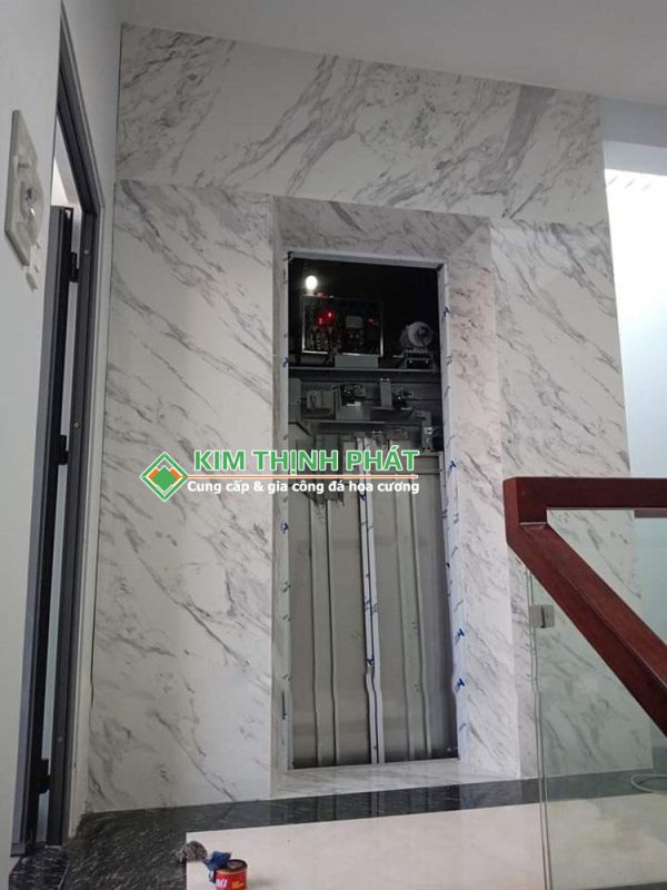 Đá Marble Trắng Volakas mặt tiền cầu thang máy