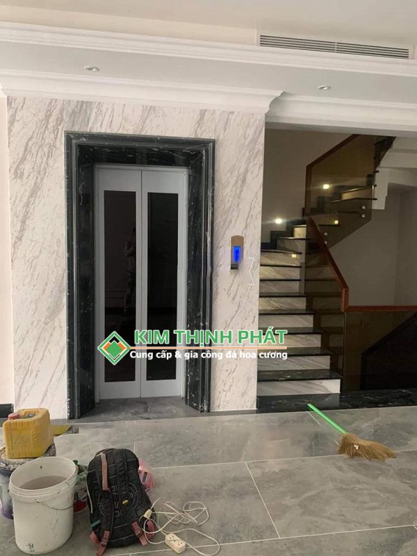 Đá Marble Trắng Volakas mặt tiền cầu thang máy