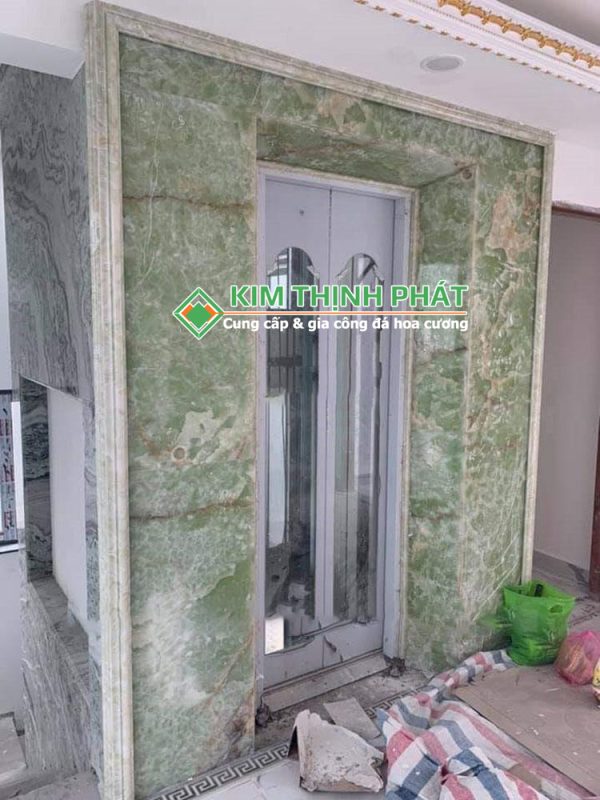 Ốp mặt tiền cầu thang máy Đá Xuyên Sáng Xanh Ngọc Pakistan (Pakistan Green Onyx)