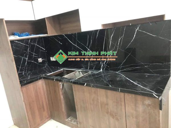 Đá Marble đen tia chớp ốp bàn bếp