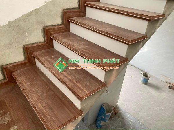 Ốp bậc cầu thang Đá Đỏ Vân Gỗ (Rose Wood)