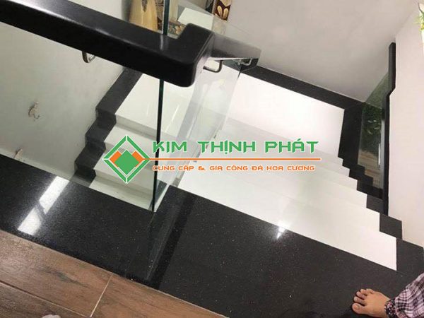 đá kim sa trung ốp bậc cầu thang kết hợp đá màu trắng