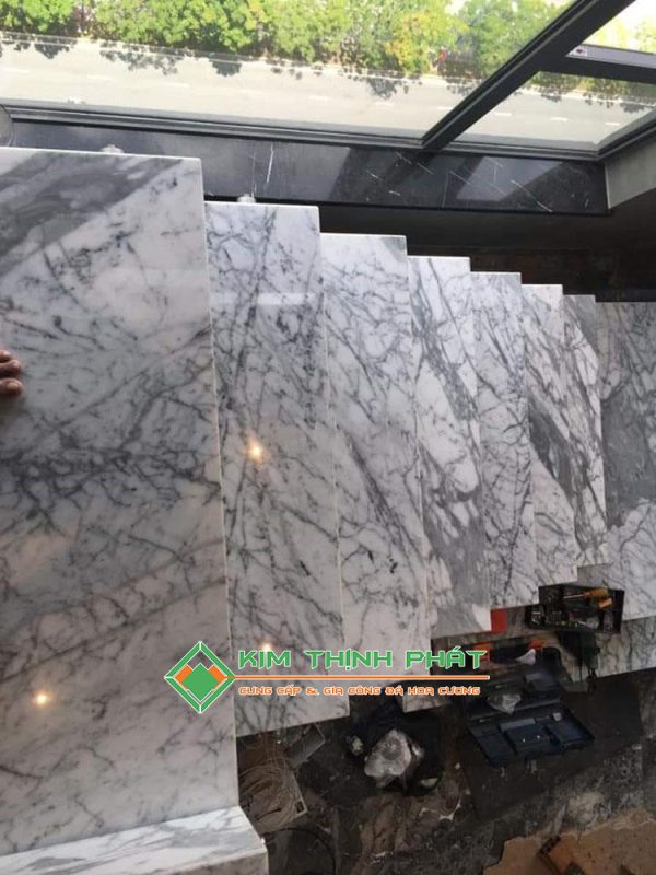 Đá Trắng Ý (Trắng Carrara) ốp bậc cầu thang bộ