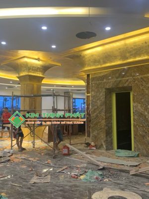 Ốp mặt tiền cầu thang máy Đá Vàng Vân Xéo (Amani Gold)